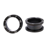 Load image into Gallery viewer, Abgebildet sind zwei Chirurgenstahl Schraubplugs „schwarzer Tunnel Plug Edelstahl dünn“ mit silbernen Strichen: Einer steht aufrecht und zeigt das hohle Zentrum, der andere liegt seitlich und zeigt den gebogenen Rand.
