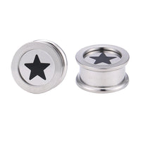 Load image into Gallery viewer, Two round Edelstahl Tunnel Plug Schraubplug Stern schwarz silber ribbed piercings for stretched ears, each with a black star design—one standing upright, the other with screw closure lying on its side.
