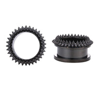 Load image into Gallery viewer, Two black Edelstahl Tunnel Plug Schraubplug mit dünner Form und kegelförmigen Spitzen-Nieten sind vor weißem Hintergrund zu sehen: einer aufrecht stehend in Ringform, der andere flach liegend mit sichtbarem zylindrischem Sockel.
