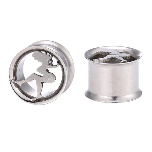 Two Edelstahl Tunnel Plug dünn silber Farben, each with a Pin up Girl cutout, crafted from hochwertigem Chirurgenstahl. One plug is shown from the side, the other from the front.