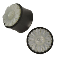 Load image into Gallery viewer, Plug weiß Horn Perlmutt Gänseblümchen double flared
