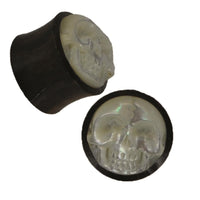 Cargar imagen en el visor de la galería, Organic Holz Plug braun Perlmutt Skull Riss weiß schillernd schwarz Tribal
