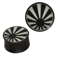 Cargar imagen en el visor de la galería, Plug Horn weiße Gravur stilisierte schwarze Sonne Strahlen breit Piercing
