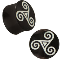 Load image into Gallery viewer, Plug Horn weiße Gravur schwarz Triple Spirale Dreieck Triskele Piercing
