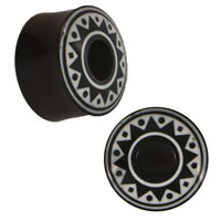 Load image into Gallery viewer, Tunnel Horn weiße Gravur schwarz Sternmuster Ringe Piercing handgeschnitzt
