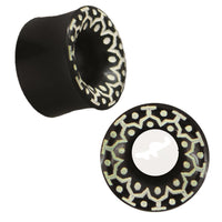 Load image into Gallery viewer, Tunnel Horn weiße Gravur schwarz Tribal Schlangenhaut Piercing handgeschnitzt
