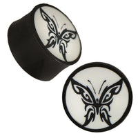 Cargar imagen en el visor de la galería, Plug Horn weiße Gravur Tribal Schmetterling handgeschnitzt schwarz Piercing
