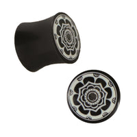 Load image into Gallery viewer, Plug Horn weiße Gravur schwarz Blume mehrlagig Piercing handgeschnitzt
