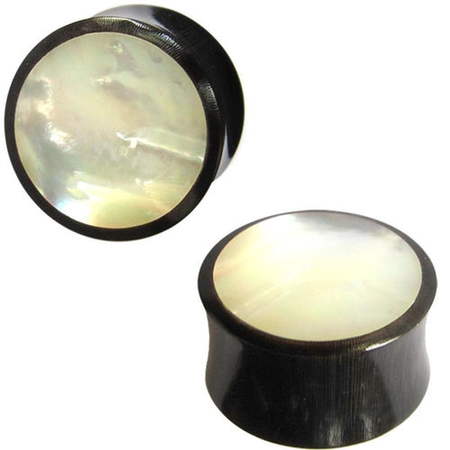 Two Buffalo Horn Plug Perlmutt Inlay weiß handgeschnitzt Lobe Piercing Tunnel plugs are shown against a white background, featuring white perlmutt inlays, perfect for stretched ear piercings.