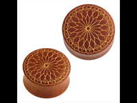 Cargar imagen en el visor de la galería, Holz Plug Blütenblatt Mandala Blume Sawoholz rotbraun golden Gravur.
