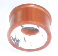 Cargar imagen en el visor de la galería, A hand-carved, round Rosenholz Tunnel Plug with white-brown marbled howlite, featuring a central hole, is shown against a white background.
