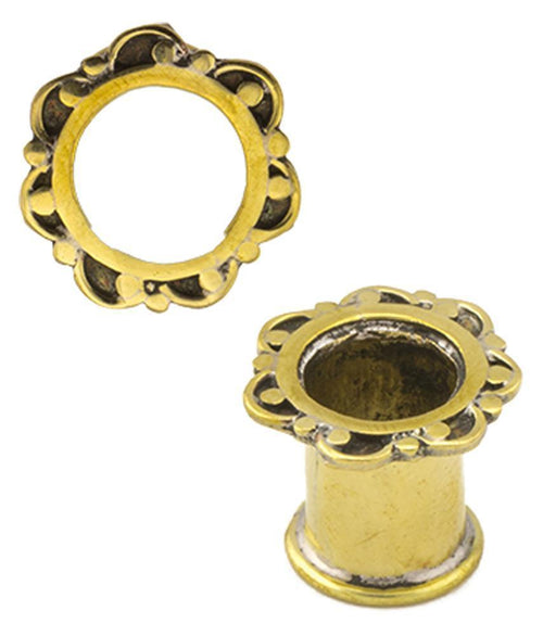 Two antik gold, nickel-free Brass Tunnel Bogen Punkte Muster plugs with decorative edges are displayed on a white background, one upright and one showing its hollow center.