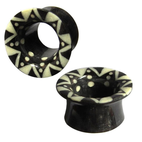 Two black "Horn Flesh Tunnel schwarz weiß Zacken Muster" plugs with flared edges display white tribal zigzag patterns, offering a bold, organic expander look. Perfect unisex piercing jewelry for striking, tribal-inspired ear style.