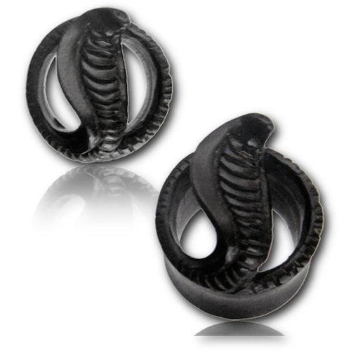 The Holz Tunnel Arangholz schwarz "Kissing Cobra" hand-carved tribal plugs feature a glossy black finish and detailed cobra design, making these circular expanders a unique and eye-catching addition to any collection.