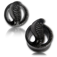 Load image into Gallery viewer, The Holz Tunnel Arangholz schwarz &quot;Kissing Cobra&quot; hand-carved tribal plugs feature a glossy black finish and detailed cobra design, making these circular expanders a unique and eye-catching addition to any collection.
