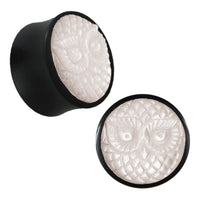 Load image into Gallery viewer, Hornplug Perlmutt Horn Eule handgeschnitzt schillernd Tunnel Plug weiß Expander
