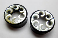 Cargar imagen en el visor de la galería, Horn Tunnel Waves handgeschnitzt Perlmutt Flesh Plug weiß schwarz Expander
