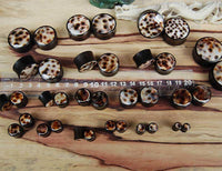 Cargar imagen en el visor de la galería, Organic Arangholz Plug Black Dots Shell Inlay weiß dunkel Tribal
