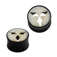 Cargar imagen en el visor de la galería, Horntunnel Perlmutt Horn Flowers geschnitzt schillernd Tunnel Plug weiß Expander
