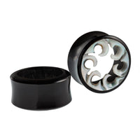 Cargar imagen en el visor de la galería, Horn Tunnel Waves handgeschnitzt Perlmutt Flesh Plug weiß schwarz Expander
