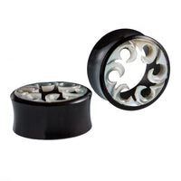 Cargar imagen en el visor de la galería, Horn Tunnel Waves handgeschnitzt Perlmutt Flesh Plug weiß schwarz Expander
