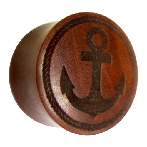 The Flesh Plug Sawoholz Anker Seil Ring is a double flared lobe stretcher in red-brown wood, engraved with an anchor and rope ring—ideal for organic piercing Ohrplug styles.