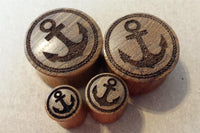 Load image into Gallery viewer, Flesh Plug Teakholz Anker Seil Ring double flared Lobe Dehner braun Gravur
