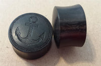 Load image into Gallery viewer, Flesh Plug Ebenholz Anker Seil Ring double flared Lobe Dehner schwarz Gravur
