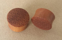 Load image into Gallery viewer, Flesh Plug Sawoholz Peace Knoten Muster double flared Lobe Dehner rotbraun Gravur
