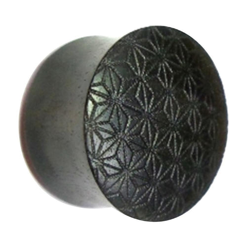 The Flesh Plug Ebenholz Stern Blume des Lebens is a double flared black lobe stretcher, engraved with the Blume des Lebens pattern and interlocking geometric shapes for a striking look.