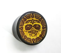 Cargar imagen en el visor de la galería, Flesh Plug Krieger Maske Sonne Gravur Holz dunkel Jackfrucht ocker double flared
