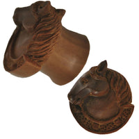 Cargar imagen en el visor de la galería, Organic Holz Plug braun handgeschnitzt Pferdekopf Hufeisen Pferd Tribal
