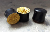 Cargar imagen en el visor de la galería, Hornplug Plug Horn Blume gold Farbe schwarz Flesh Tunnel Lobe Expander
