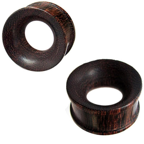 A pair of Tamarindenholz Tunnel dunkel gemasert straight ribbed ear gauges with a central hole, shown on a white background.