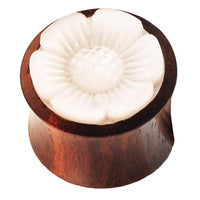 Load image into Gallery viewer, Der Sonoholz Plug „Perlmutt Blume handgeschnitzt schillernd“ überzeugt durch kunstvolle, per Hand gefertigte Details und eine schillernde, geschnitzte Perlmuttblume auf der Vorderseite.
