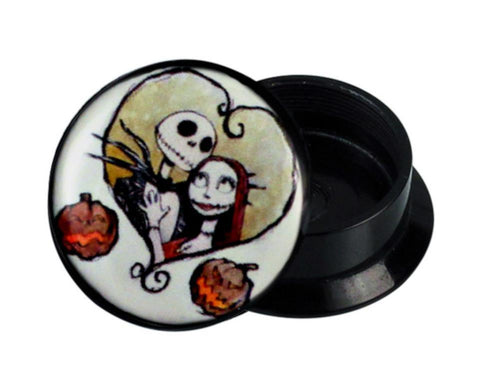 A black circular acrylic screw plug featuring a skeleton couple, pumpkins, and heart design—ideal for fans of the Schraub Plug Acryl Zombie Paar Skelett Kürbis Herz Piercing.