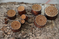 Load image into Gallery viewer, Plug Holz Tamarinde Krokodilholz hell dunkel Mandala Blüte Gravur
