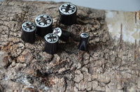 Cargar imagen en el visor de la galería, Flesh Plug Horn Auge Kreuz Bone Inlay double flared
