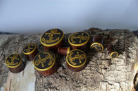 Load image into Gallery viewer, Plug Holz Tamarinde dunkelbraun Anker Seil Brass Überzug golden Rand Piercing
