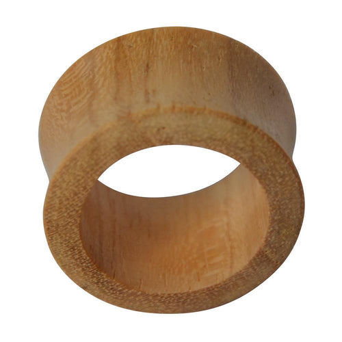 This Holz Flesh Tunnel aus Krokodilholz ist hell, leicht konvex und double flared. Der Zylinder ist hohl, zeigt glatte Oberflächen und sichtbare Maserung; die Aufnahme hebt Dicke sowie den runden, offenen Mittelpunkt hervor.