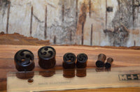 Load image into Gallery viewer, Holz Tunnel Sonoholz Triskele Inlay drei Sicheln Plug
