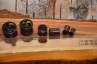 Load image into Gallery viewer, Holz Tunnel Sonoholz Triskele Inlay drei Sicheln Plug
