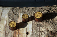 Cargar imagen en el visor de la galería, Holz Plug dunkelbraun Maya Maske gold Lasergravur
