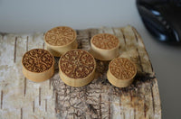 Cargar imagen en el visor de la galería, Krokodil Holz Plug Kreuz Blume hell double flared
