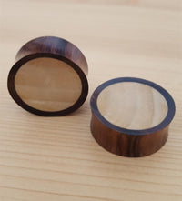 Load image into Gallery viewer, Krokodilholz dreifarbig Holz Plug handgeschnitzt Sonoholz Teakholz Flesh Tunnel
