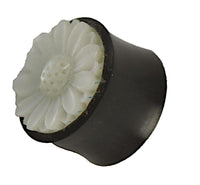 Load image into Gallery viewer, Plug weiß Horn Perlmutt Gänseblümchen double flared
