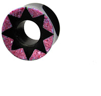 Cargar imagen en el visor de la galería, The Horn Tunnel schwarz Stern Muster pink is a hand-carved plug with a black star design in the center and a pink textured outer ring, displayed on a white background.
