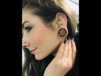 Cargar imagen en el visor de la galería, Olivenholz Horn Inlay Flesh Plug Symbol Dreiecke
