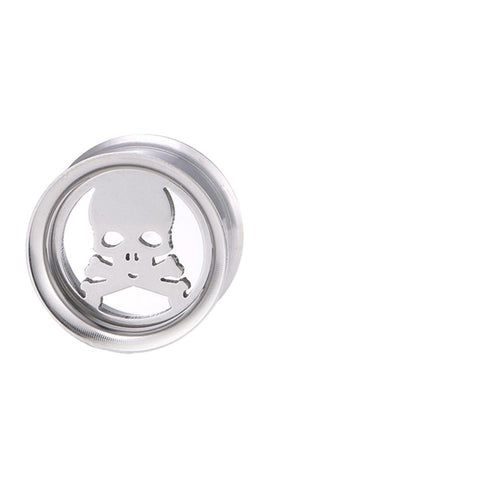 The Tunnel Schraubplug Edelstahl dünn silber Totenkopf showcases a sleek, round silver design with a bold skull and crossbones cutout at its center, set against a white background.