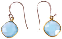 Load image into Gallery viewer, Silberohrringe vergoldet Raute Stein Calcit hellblau facettiert 925 Sterling Silber Ohrringe
